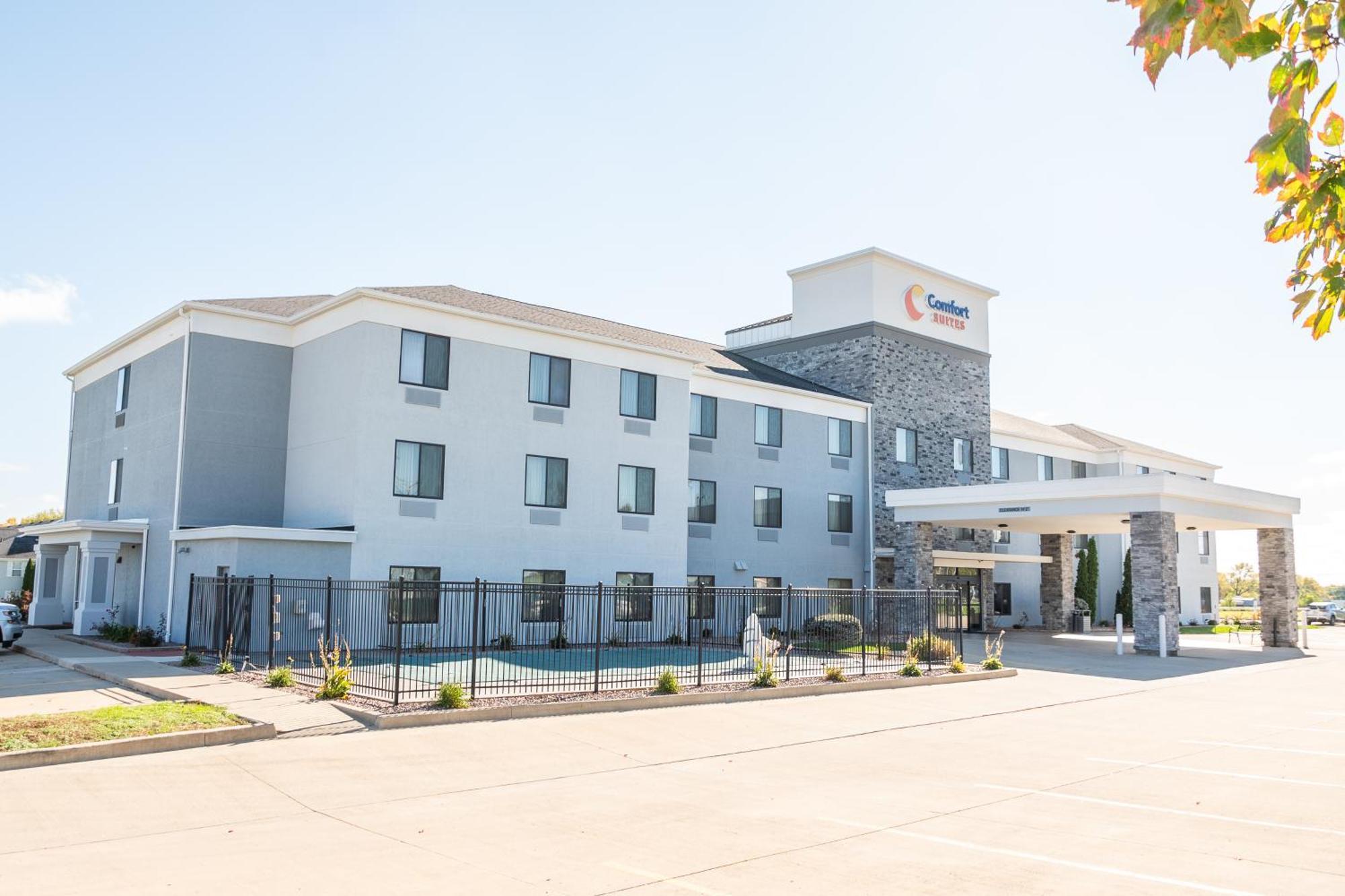 Comfort Suites Bloomington I-55 And I-74 Экстерьер фото